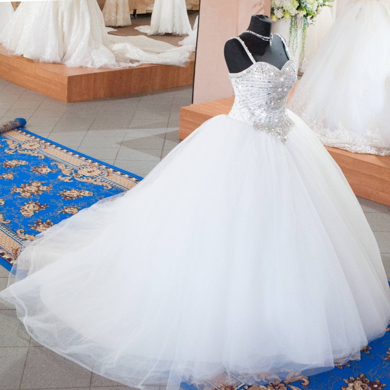 Фото 2. Дизайнерское свадебное платье со шлейфом