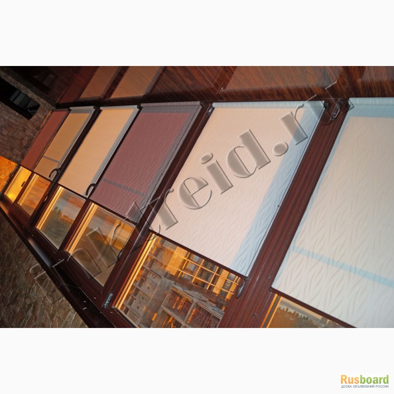 Фото 3. Рулонные шторы на коричневые пластиковые окна, рамы