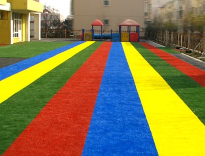 Фото 3. Искусственная трава – идеальное решение для спортивных школьных и детских площадок