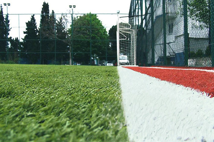 Фото 8. Искусственная трава – идеальное решение для спортивных школьных и детских площадок