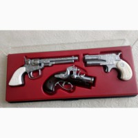 Продаю сувенирный набор пистолетов