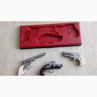Продаю сувенирный набор пистолетов