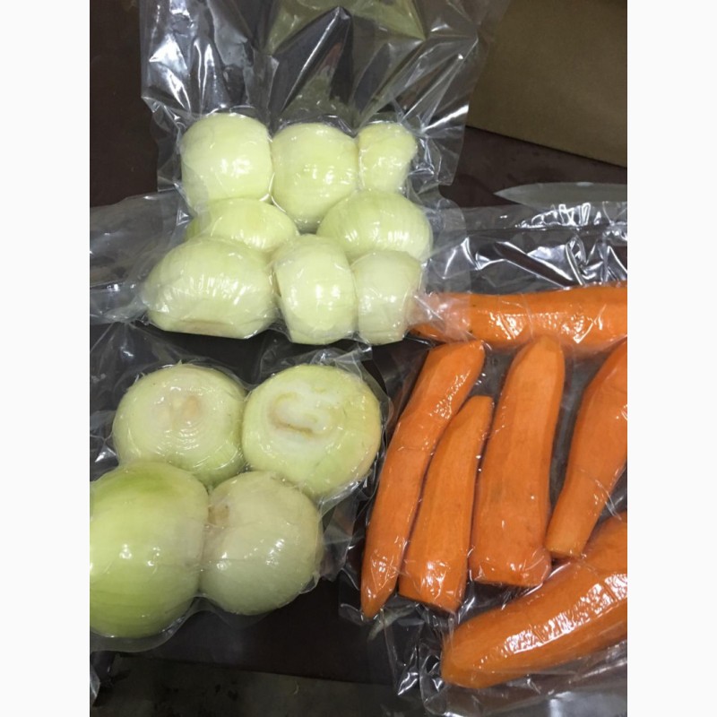 Фото 2. Овощи очищенные в вакуумной упаковке (картофель, лук, морковь, чеснок, свекла)