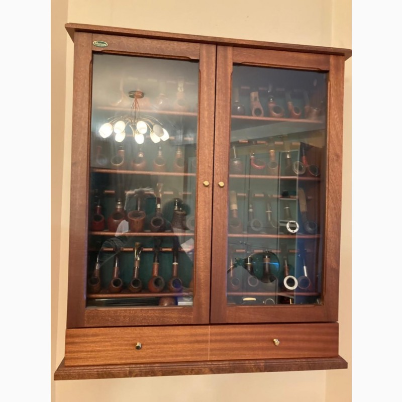 Фото 2. Продам навесной шкаф для курительных трубок «Marconi» и с ним хороший набор трубок