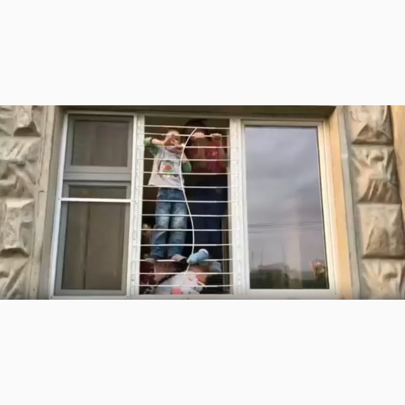 Фото 3. Решетка на окно спасет ребенка