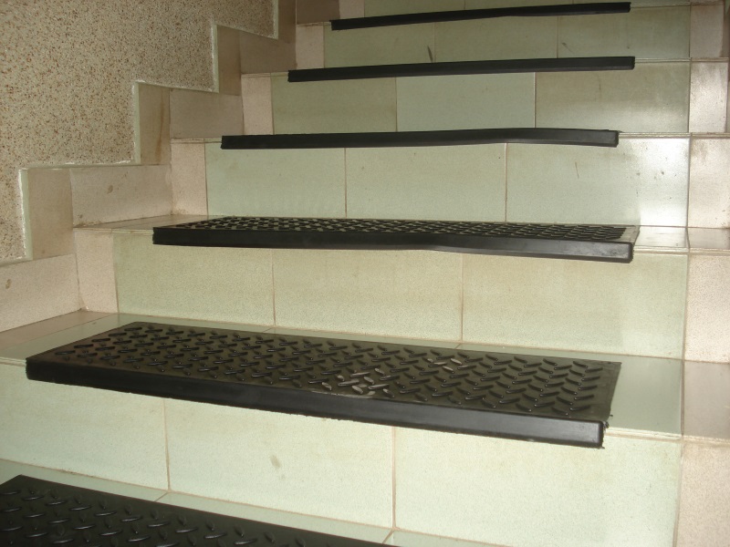 Фото 4. Защита от падения на лестнице, накладная резиновая полоса на ступени