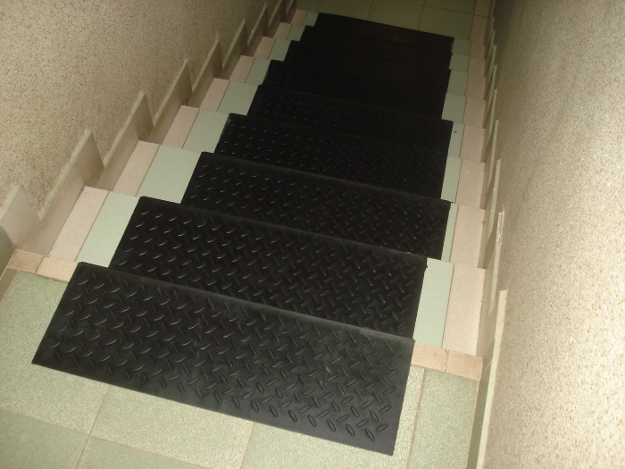 Фото 5. Защита от падения на лестнице, накладная резиновая полоса на ступени