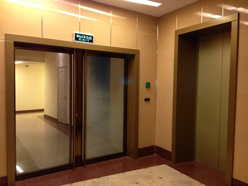 Фото 2. Обрамление порталов лифтов