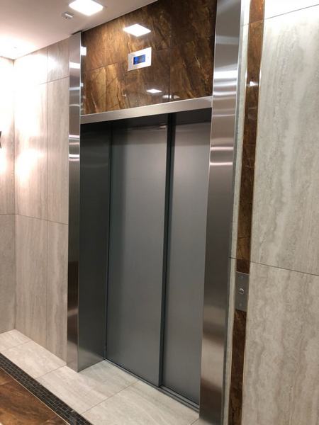 Фото 3. Обрамление порталов лифтов
