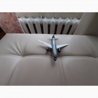 Продам модель самолета Суперджнт 100 масштаб 1:144