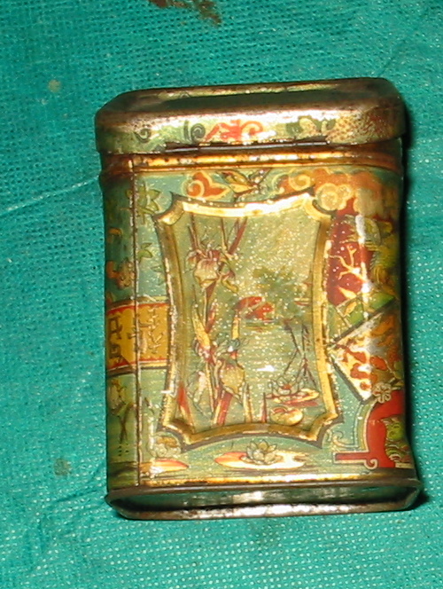 Фото 2. Железная коробочка из-под чая с двойной крышкой