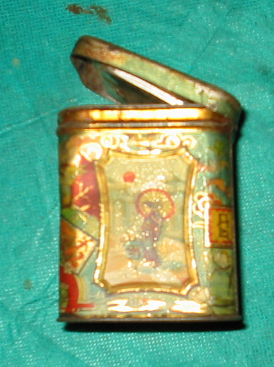 Фото 3. Железная коробочка из-под чая с двойной крышкой